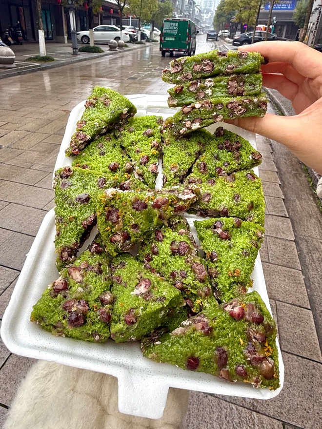 Tưởng là matcha nhưng không phải: Món bánh "xanh mướt" dẻo quẹo đang khiến hội chị em mê đồ Trung lùng sục- Ảnh 13. Tưởng là matcha nhưng không phải: Món bánh "xanh mướt" dẻo quẹo đang khiến hội chị em mê đồ Trung lùng sục- Ảnh 13.