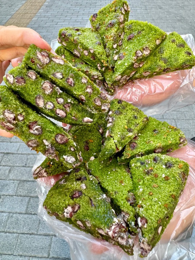 Tưởng là matcha nhưng không phải: Món bánh "xanh mướt" dẻo quẹo đang khiến hội chị em mê đồ Trung lùng sục- Ảnh 8. Tưởng là matcha nhưng không phải: Món bánh "xanh mướt" dẻo quẹo đang khiến hội chị em mê đồ Trung lùng sục- Ảnh 8.