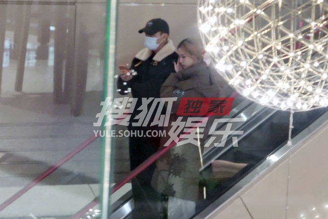 Lâu lắm mới "bắt gọn" anh sếp - nàng thơ gen Z bên nhau, 27 giây làm rõ tình cảm hiện tại- Ảnh 7. Lâu lắm mới "bắt gọn" anh sếp - nàng thơ gen Z bên nhau, 27 giây làm rõ tình cảm hiện tại- Ảnh 7.