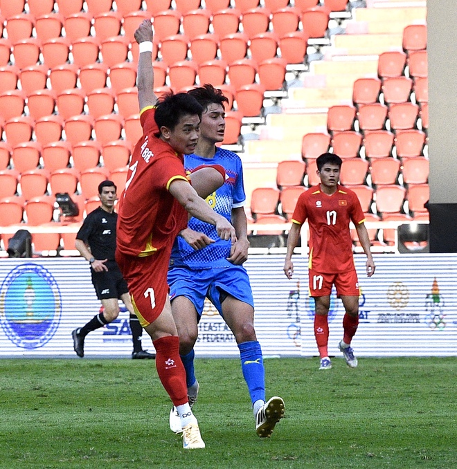 Hotboy U22 Việt Nam 3 lần giành Cầu thủ xuất sắc nhất trận, "out trình" ở SEA Games 33, HLV Kim Sang-sik khuyên xuất ngoại- Ảnh 5. Hotboy U22 Việt Nam 3 lần giành Cầu thủ xuất sắc nhất trận, "out trình" ở SEA Games 33, HLV Kim Sang-sik khuyên xuất ngoại- Ảnh 5.