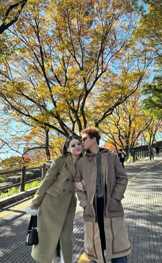 Quân AP xứng đáng là "cờ xanh đẹp nhất lịch sử", làm cả 1 MV khoe khéo chuyện kết hôn bạn gái 13 năm- Ảnh 7. Quân AP xứng đáng là "cờ xanh đẹp nhất lịch sử", làm cả 1 MV khoe khéo chuyện kết hôn bạn gái 13 năm- Ảnh 7.