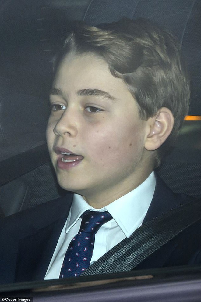 Giáng sinh Hoàng gia: Vợ chồng William - Kate chiếm trọn "spotlight", con riêng của bà Camilla bất ngờ vắng mặt báo hiệu điều gì?- Ảnh 4. Giáng sinh Hoàng gia: Vợ chồng William - Kate chiếm trọn "spotlight", con riêng của bà Camilla bất ngờ vắng mặt báo hiệu điều gì?- Ảnh 4.