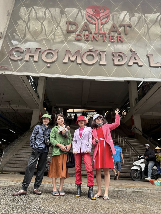 “Vũ trụ Hồng Thơ” rủ nhau đu trend trạm tỷ nhưng cái kết lạ lắm!- Ảnh 2. “Vũ trụ Hồng Thơ” rủ nhau đu trend trạm tỷ nhưng cái kết lạ lắm!- Ảnh 2.