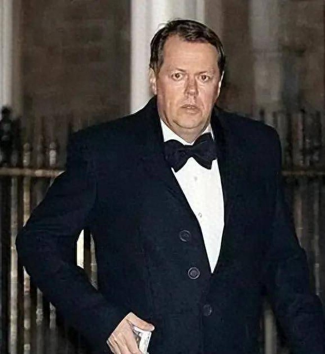 Giáng sinh Hoàng gia: Vợ chồng William - Kate chiếm trọn "spotlight", con riêng của bà Camilla bất ngờ vắng mặt báo hiệu điều gì?- Ảnh 5. Giáng sinh Hoàng gia: Vợ chồng William - Kate chiếm trọn "spotlight", con riêng của bà Camilla bất ngờ vắng mặt báo hiệu điều gì?- Ảnh 5.