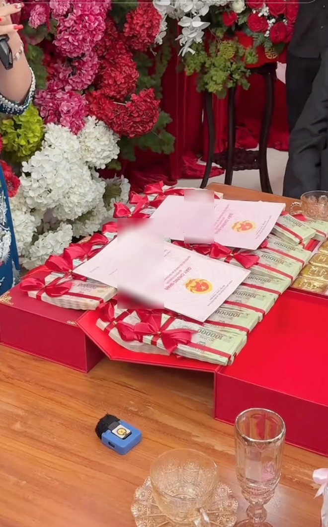 176 cây vàng, sổ đỏ khách sạn và biệt thự, kim cương, tiền tỷ trong 4 đám cưới khủng năm 2025- Ảnh 2. 176 cây vàng, sổ đỏ khách sạn và biệt thự, kim cương, tiền tỷ trong 4 đám cưới khủng năm 2025- Ảnh 2.