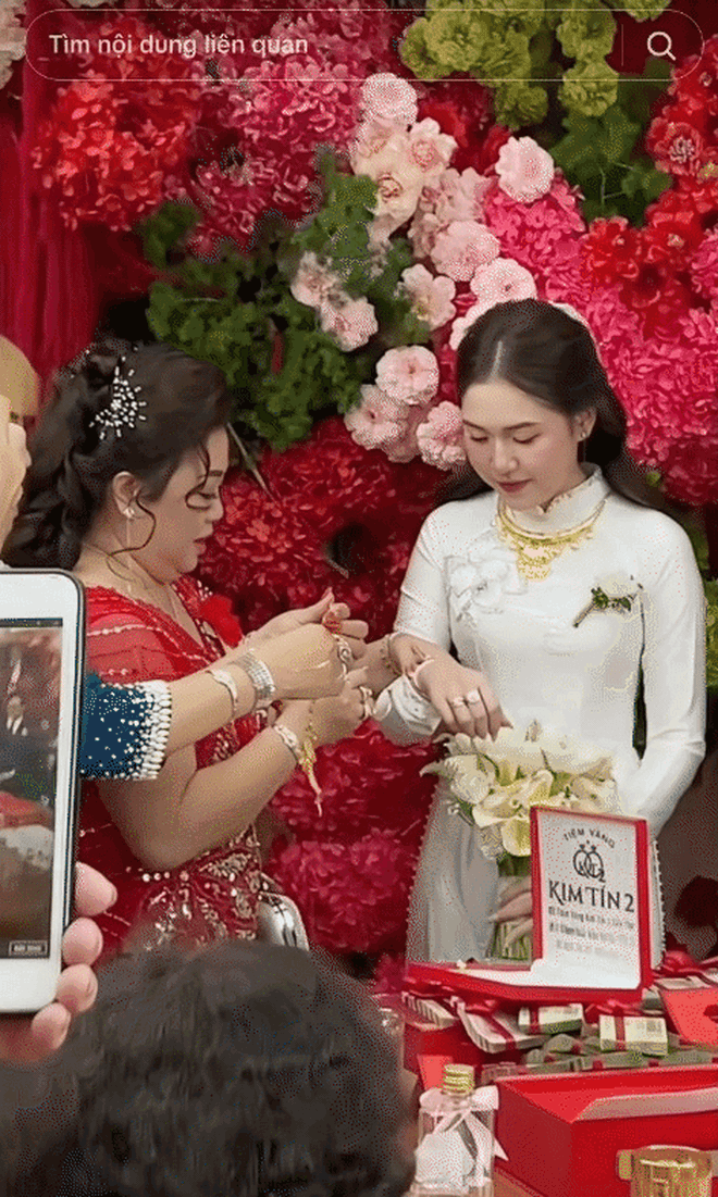 176 cây vàng, sổ đỏ khách sạn và biệt thự, kim cương, tiền tỷ trong 4 đám cưới khủng năm 2025- Ảnh 1. 176 cây vàng, sổ đỏ khách sạn và biệt thự, kim cương, tiền tỷ trong 4 đám cưới khủng năm 2025- Ảnh 1.