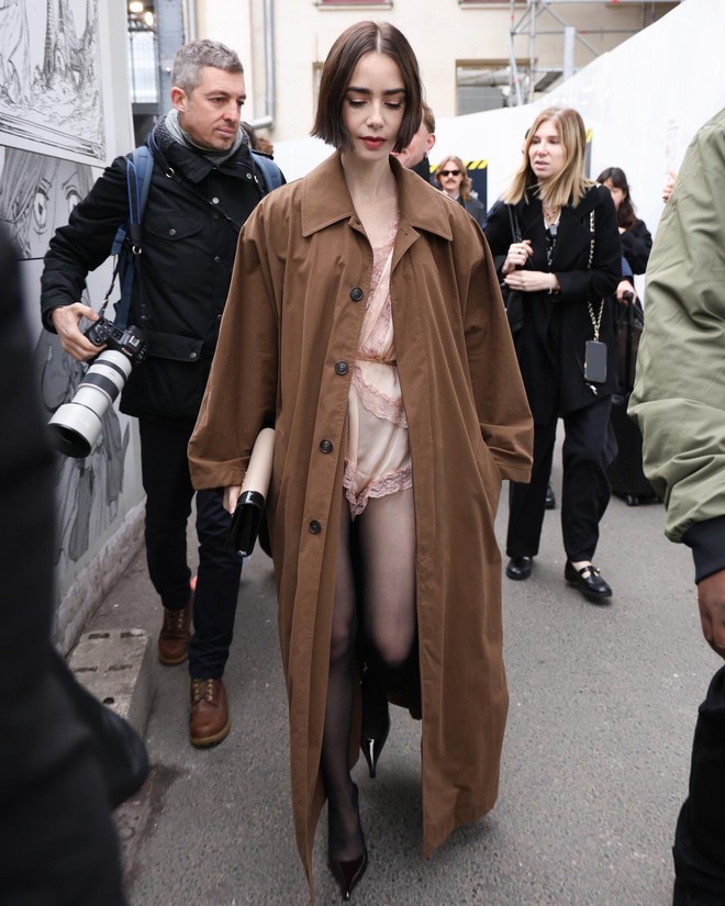 Lily Collins giúp Rosé không còn đơn độc, hóa ra dân châu Âu cũng ngứa mắt với trend đồ ngủ- Ảnh 4.
