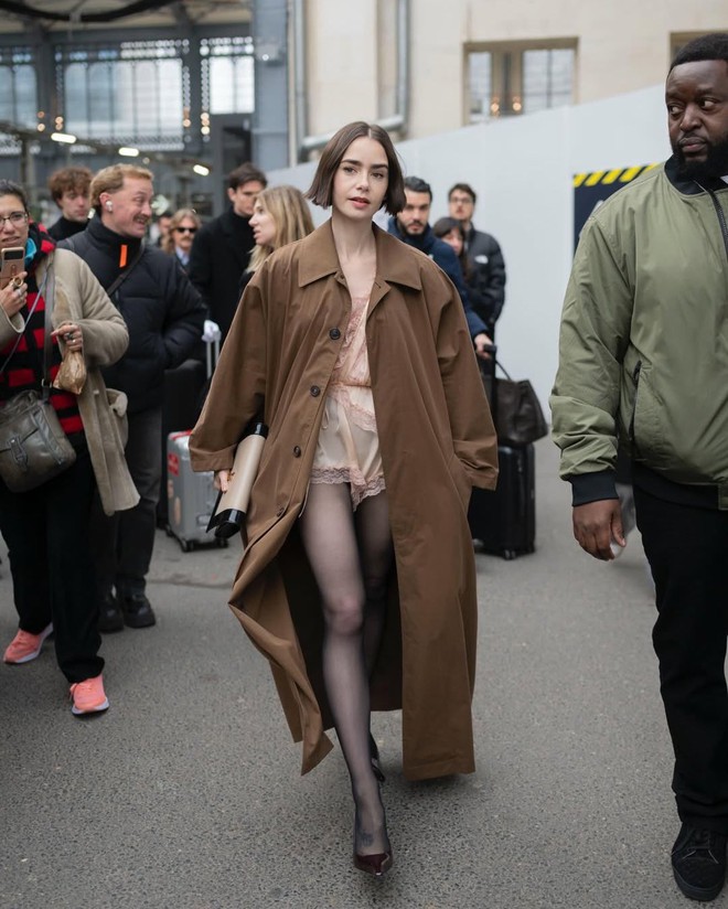 Lily Collins giúp Rosé không còn đơn độc, hóa ra dân châu Âu cũng ngứa mắt với trend đồ ngủ- Ảnh 2.