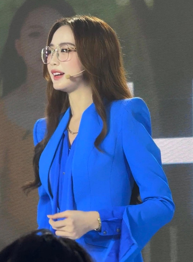 Cô mọt sách quê Cần Thơ có nhan sắc số 1 lục địa: Hào quang học bá toả sáng mọi khung hình- Ảnh 4. Cô mọt sách quê Cần Thơ có nhan sắc số 1 lục địa: Hào quang học bá toả sáng mọi khung hình- Ảnh 4.