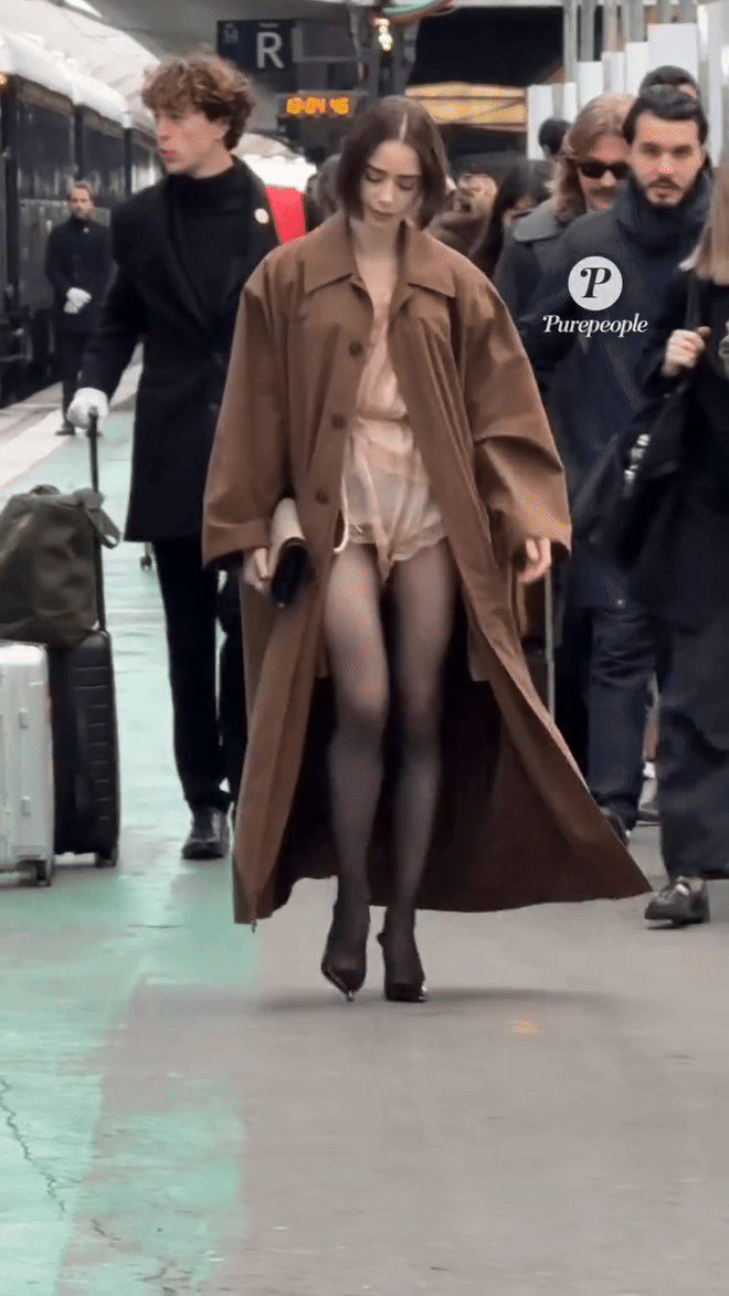 Lily Collins giúp Rosé không còn đơn độc, hóa ra dân châu Âu cũng ngứa mắt với trend đồ ngủ- Ảnh 1.