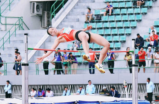 Phỏng vấn hotgirl 2k6 nhảy cao cực táo bạo giành HCV cho Việt Nam, trên sân mộc mạc, đời thường xinh như thiên thần- Ảnh 2.