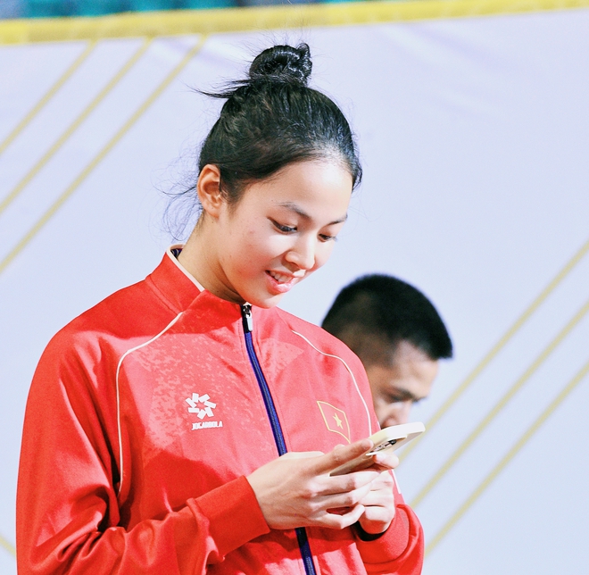 Phỏng vấn hotgirl 2k6 nhảy cao cực táo bạo giành HCV cho Việt Nam, trên sân mộc mạc, đời thường xinh như thiên thần- Ảnh 4.