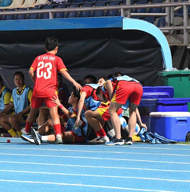Đêm SEA Games đầy uất ức của Bích Thuỳ: Mất trắng bàn thắng, phản ứng gắt vì bị thay ra, rơi nước mắt bất lực- Ảnh 18. Đêm SEA Games đầy uất ức của Bích Thuỳ: Mất trắng bàn thắng, phản ứng gắt vì bị thay ra, rơi nước mắt bất lực- Ảnh 18.