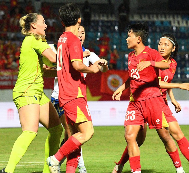 Đêm SEA Games đầy uất ức của Bích Thuỳ: Mất trắng bàn thắng, phản ứng gắt vì bị thay ra, rơi nước mắt bất lực- Ảnh 14. Đêm SEA Games đầy uất ức của Bích Thuỳ: Mất trắng bàn thắng, phản ứng gắt vì bị thay ra, rơi nước mắt bất lực- Ảnh 14.