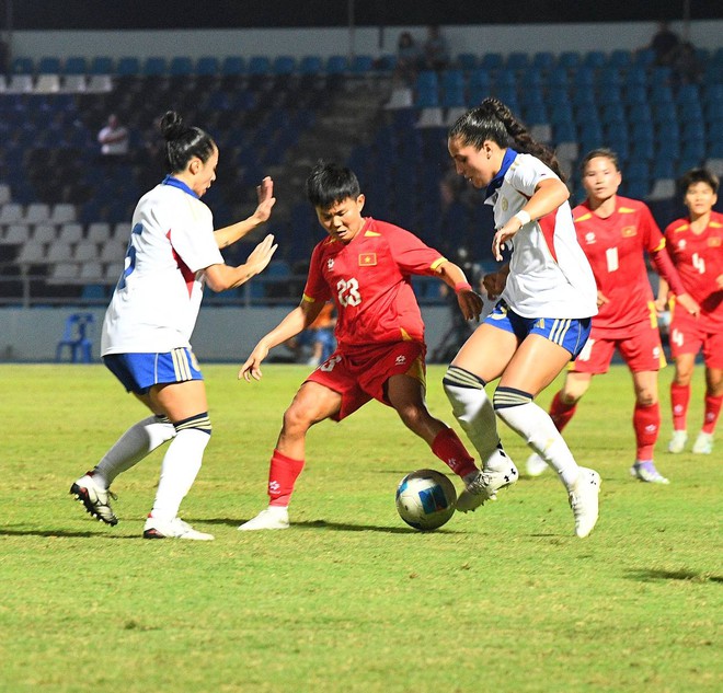 Đêm SEA Games đầy uất ức của Bích Thuỳ: Mất trắng bàn thắng, phản ứng gắt vì bị thay ra, rơi nước mắt bất lực- Ảnh 9. Đêm SEA Games đầy uất ức của Bích Thuỳ: Mất trắng bàn thắng, phản ứng gắt vì bị thay ra, rơi nước mắt bất lực- Ảnh 9.