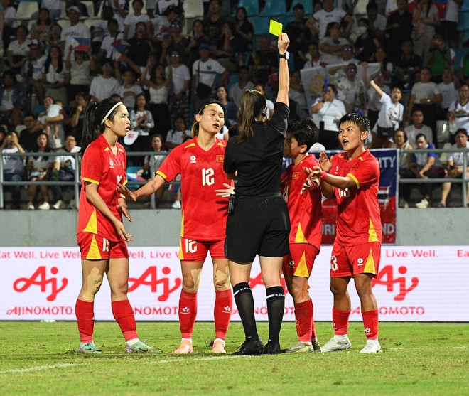 Đêm SEA Games đầy uất ức của Bích Thuỳ: Mất trắng bàn thắng, phản ứng gắt vì bị thay ra, rơi nước mắt bất lực- Ảnh 12. Đêm SEA Games đầy uất ức của Bích Thuỳ: Mất trắng bàn thắng, phản ứng gắt vì bị thay ra, rơi nước mắt bất lực- Ảnh 12.