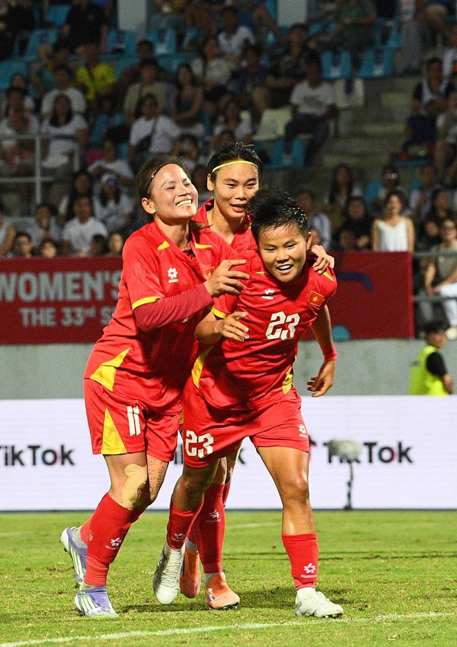 Đêm SEA Games đầy uất ức của Bích Thuỳ: Mất trắng bàn thắng, phản ứng gắt vì bị thay ra, rơi nước mắt bất lực- Ảnh 4. Đêm SEA Games đầy uất ức của Bích Thuỳ: Mất trắng bàn thắng, phản ứng gắt vì bị thay ra, rơi nước mắt bất lực- Ảnh 4.