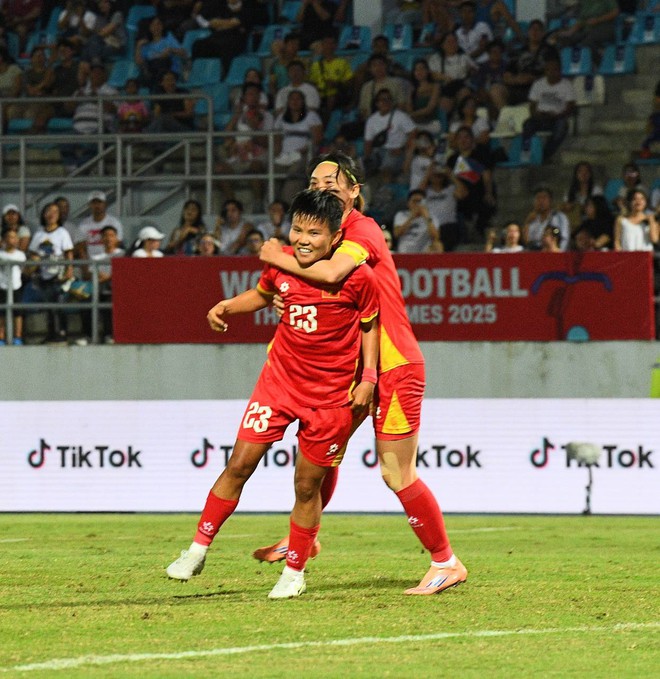 Đêm SEA Games đầy uất ức của Bích Thuỳ: Mất trắng bàn thắng, phản ứng gắt vì bị thay ra, rơi nước mắt bất lực- Ảnh 3. Đêm SEA Games đầy uất ức của Bích Thuỳ: Mất trắng bàn thắng, phản ứng gắt vì bị thay ra, rơi nước mắt bất lực- Ảnh 3.