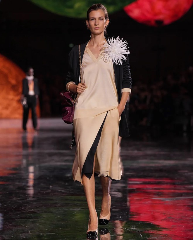 Lily Collins giúp Rosé không còn đơn độc, hóa ra dân châu Âu cũng ngứa mắt với trend đồ ngủ- Ảnh 11.