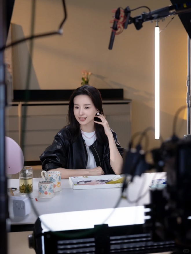 Giữa "bão" livestream ồn ào, vì sao Đổng Khiết chỉ cần ngồi im thủ thỉ cũng bán được trăm tỷ?- Ảnh 8.