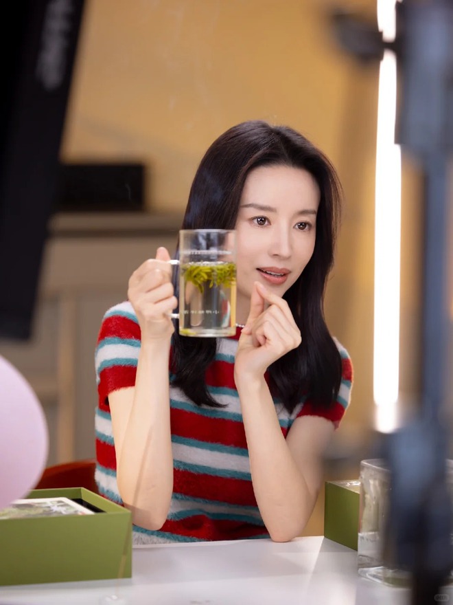 Giữa "bão" livestream ồn ào, vì sao Đổng Khiết chỉ cần ngồi im thủ thỉ cũng bán được trăm tỷ?- Ảnh 9.