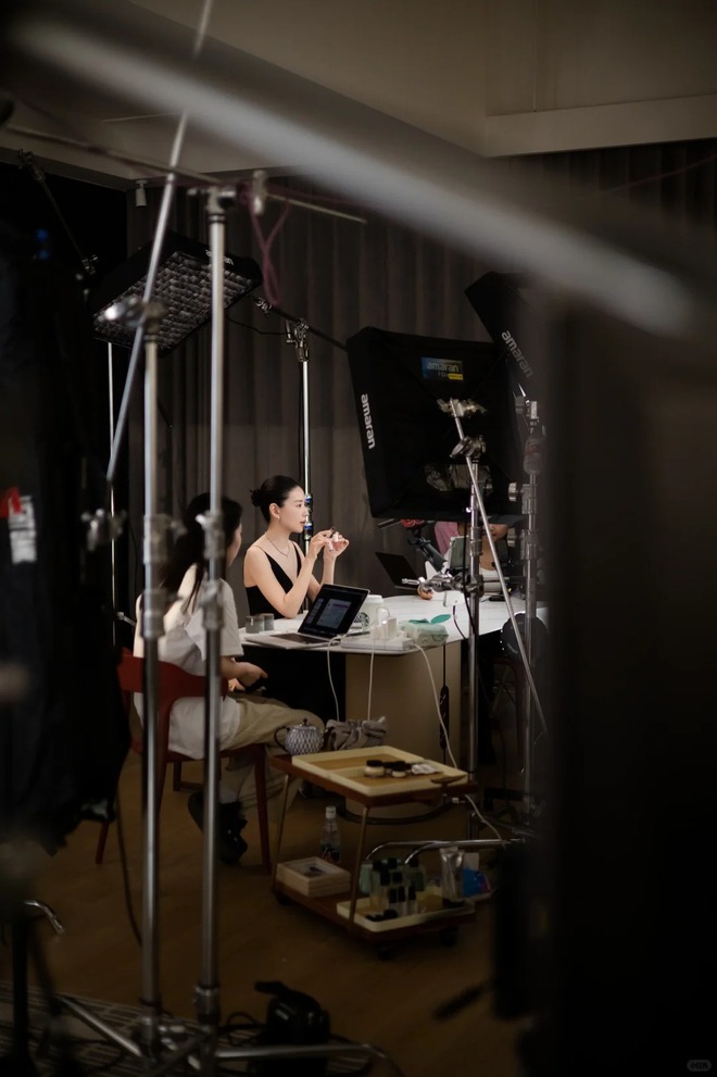 Giữa "bão" livestream ồn ào, vì sao Đổng Khiết chỉ cần ngồi im thủ thỉ cũng bán được trăm tỷ?- Ảnh 3.