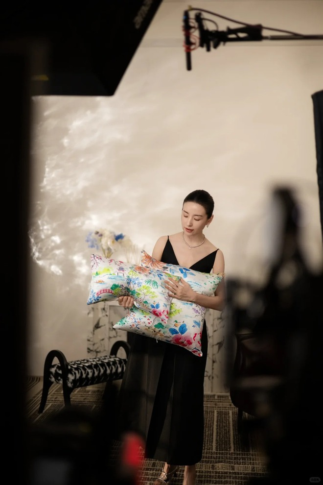 Giữa "bão" livestream ồn ào, vì sao Đổng Khiết chỉ cần ngồi im thủ thỉ cũng bán được trăm tỷ?- Ảnh 4.