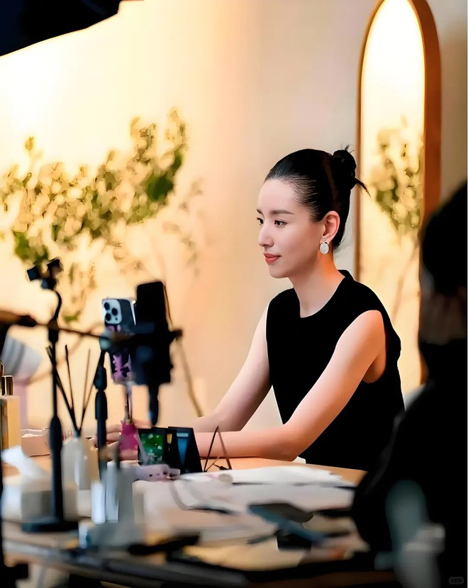 Giữa "bão" livestream ồn ào, vì sao Đổng Khiết chỉ cần ngồi im thủ thỉ cũng bán được trăm tỷ?- Ảnh 7.