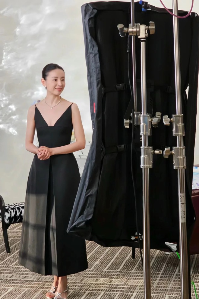 Giữa "bão" livestream ồn ào, vì sao Đổng Khiết chỉ cần ngồi im thủ thỉ cũng bán được trăm tỷ?- Ảnh 5.