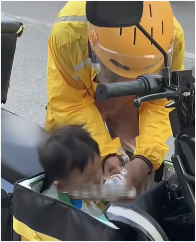 3 ca phẫu thuật, 9 đợt hóa trị, 12 lần xạ trị: Phía sau hình ảnh nữ shipper bỏ con gái vào thùng giao đồ- Ảnh 4. 3 ca phẫu thuật, 9 đợt hóa trị, 12 lần xạ trị: Phía sau hình ảnh nữ shipper bỏ con gái vào thùng giao đồ- Ảnh 4.