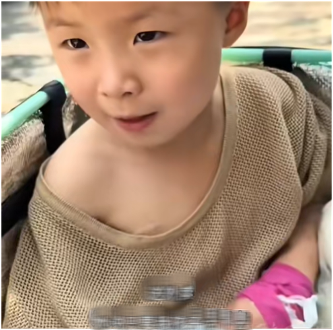 3 ca phẫu thuật, 9 đợt hóa trị, 12 lần xạ trị: Phía sau hình ảnh nữ shipper bỏ con gái vào thùng giao đồ- Ảnh 6. 3 ca phẫu thuật, 9 đợt hóa trị, 12 lần xạ trị: Phía sau hình ảnh nữ shipper bỏ con gái vào thùng giao đồ- Ảnh 6.