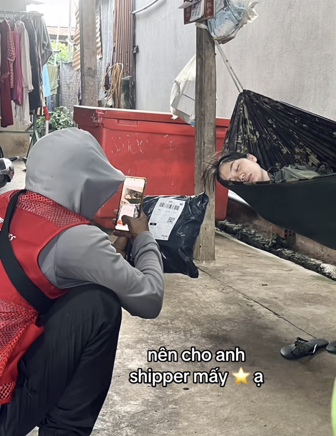 Đi ship hàng thấy khách ngủ không nỡ gọi, anh shipper có pha xử lý hút 1,5 triệu người xem- Ảnh 2. Đi ship hàng thấy khách ngủ không nỡ gọi, anh shipper có pha xử lý hút 1,5 triệu người xem- Ảnh 2.