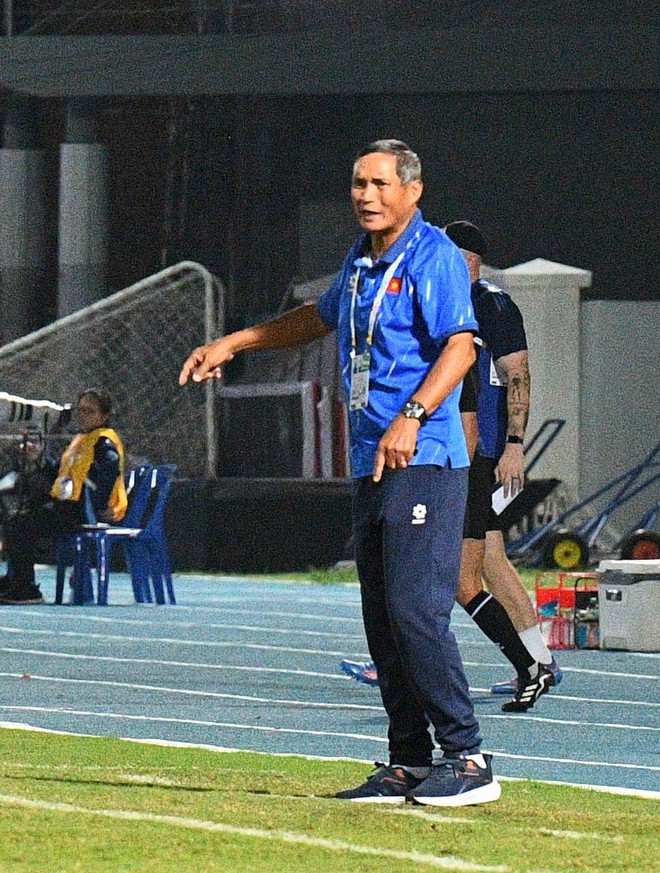 Chạnh lòng khoảnh khắc HLV Mai Đức Chung ho khan, mệt mỏi ở cabin ban huấn luyện- Ảnh 6. Chạnh lòng khoảnh khắc HLV Mai Đức Chung ho khan, mệt mỏi ở cabin ban huấn luyện- Ảnh 6.