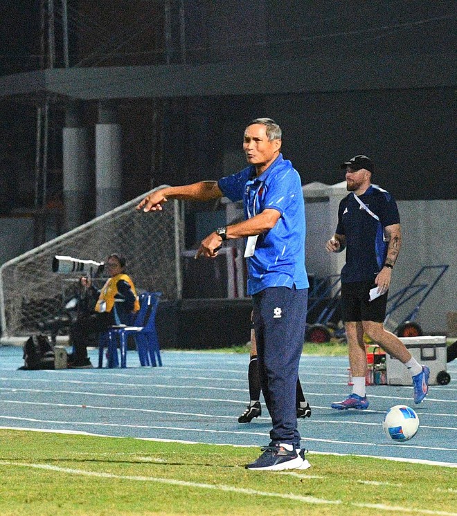 Chạnh lòng khoảnh khắc HLV Mai Đức Chung ho khan, mệt mỏi ở cabin ban huấn luyện- Ảnh 5. Chạnh lòng khoảnh khắc HLV Mai Đức Chung ho khan, mệt mỏi ở cabin ban huấn luyện- Ảnh 5.