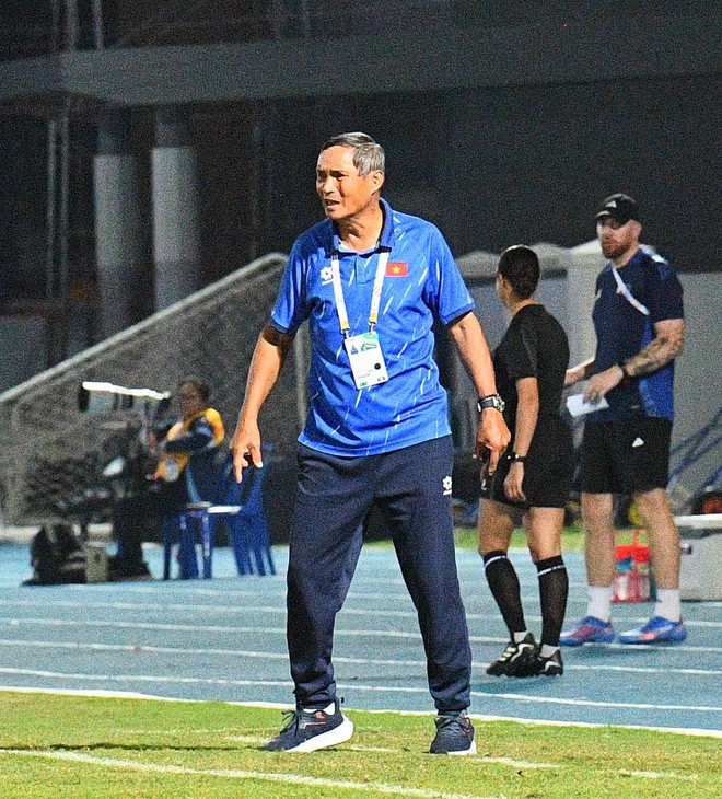 Chạnh lòng khoảnh khắc HLV Mai Đức Chung ho khan, mệt mỏi ở cabin ban huấn luyện- Ảnh 7. Chạnh lòng khoảnh khắc HLV Mai Đức Chung ho khan, mệt mỏi ở cabin ban huấn luyện- Ảnh 7.