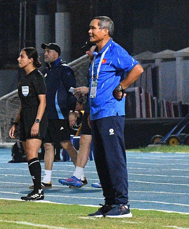 Chạnh lòng khoảnh khắc HLV Mai Đức Chung ho khan, mệt mỏi ở cabin ban huấn luyện- Ảnh 4. Chạnh lòng khoảnh khắc HLV Mai Đức Chung ho khan, mệt mỏi ở cabin ban huấn luyện- Ảnh 4.