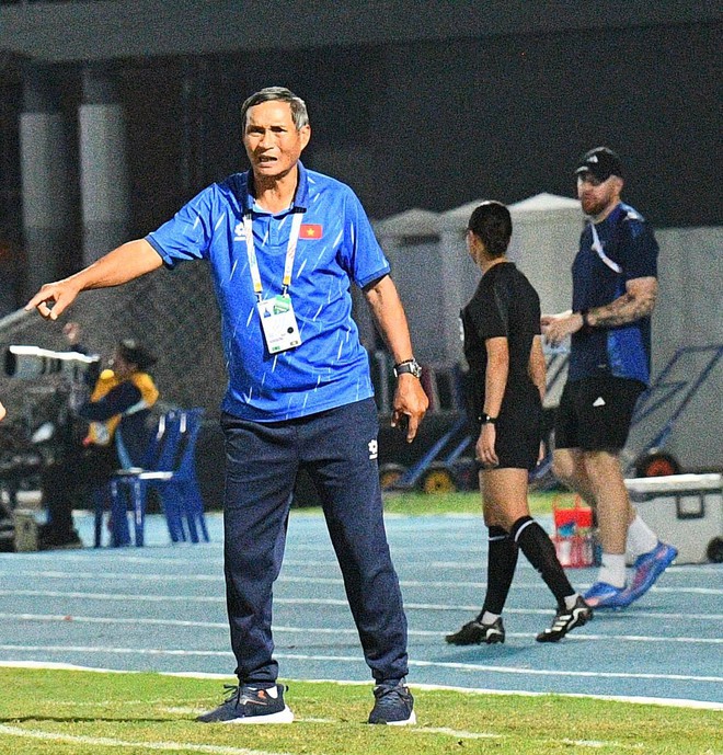 Chạnh lòng khoảnh khắc HLV Mai Đức Chung ho khan, mệt mỏi ở cabin ban huấn luyện- Ảnh 3. Chạnh lòng khoảnh khắc HLV Mai Đức Chung ho khan, mệt mỏi ở cabin ban huấn luyện- Ảnh 3.