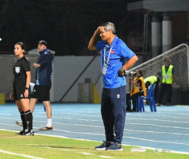 Chạnh lòng khoảnh khắc HLV Mai Đức Chung ho khan, mệt mỏi ở cabin ban huấn luyện- Ảnh 8. Chạnh lòng khoảnh khắc HLV Mai Đức Chung ho khan, mệt mỏi ở cabin ban huấn luyện- Ảnh 8.