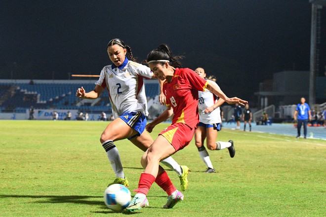 Chạnh lòng khoảnh khắc HLV Mai Đức Chung ho khan, mệt mỏi ở cabin ban huấn luyện- Ảnh 14. Chạnh lòng khoảnh khắc HLV Mai Đức Chung ho khan, mệt mỏi ở cabin ban huấn luyện- Ảnh 14.