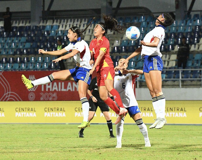 Chạnh lòng khoảnh khắc HLV Mai Đức Chung ho khan, mệt mỏi ở cabin ban huấn luyện- Ảnh 12. Chạnh lòng khoảnh khắc HLV Mai Đức Chung ho khan, mệt mỏi ở cabin ban huấn luyện- Ảnh 12.