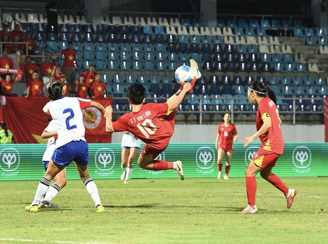 Chạnh lòng khoảnh khắc HLV Mai Đức Chung ho khan, mệt mỏi ở cabin ban huấn luyện- Ảnh 15. Chạnh lòng khoảnh khắc HLV Mai Đức Chung ho khan, mệt mỏi ở cabin ban huấn luyện- Ảnh 15.