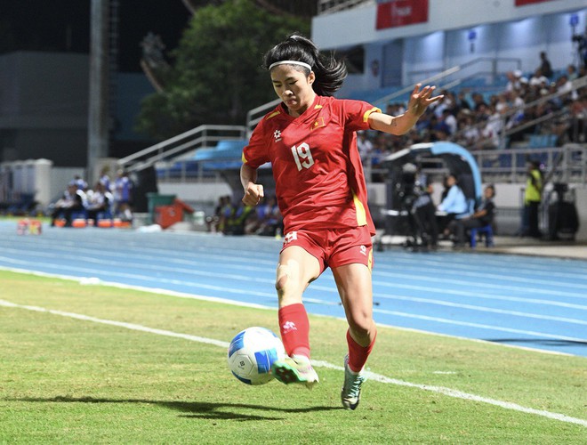 Chạnh lòng khoảnh khắc HLV Mai Đức Chung ho khan, mệt mỏi ở cabin ban huấn luyện- Ảnh 17. Chạnh lòng khoảnh khắc HLV Mai Đức Chung ho khan, mệt mỏi ở cabin ban huấn luyện- Ảnh 17.