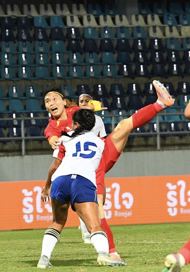 Chạnh lòng khoảnh khắc HLV Mai Đức Chung ho khan, mệt mỏi ở cabin ban huấn luyện- Ảnh 18. Chạnh lòng khoảnh khắc HLV Mai Đức Chung ho khan, mệt mỏi ở cabin ban huấn luyện- Ảnh 18.