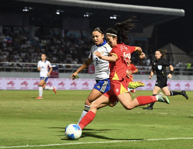 Chạnh lòng khoảnh khắc HLV Mai Đức Chung ho khan, mệt mỏi ở cabin ban huấn luyện- Ảnh 13. Chạnh lòng khoảnh khắc HLV Mai Đức Chung ho khan, mệt mỏi ở cabin ban huấn luyện- Ảnh 13.