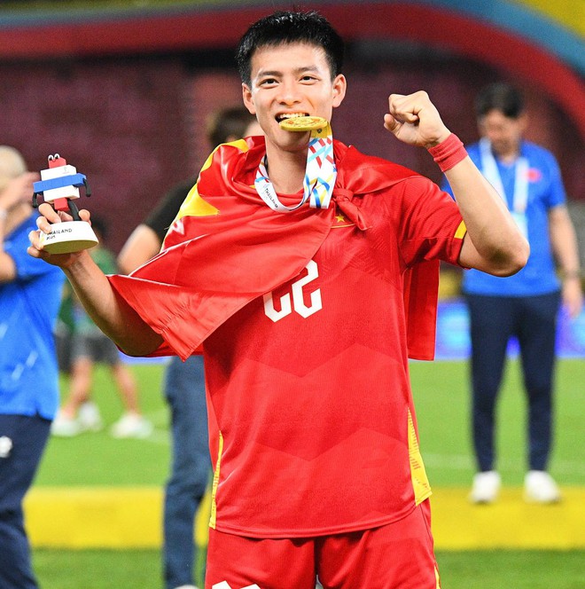 Độc lạ U22 Việt Nam: "Rồng rắn" như thiếu nhi lên bục vô địch, cầm HCV "chọi" vào đầu "test" hàng thật hay "fake"- Ảnh 23.