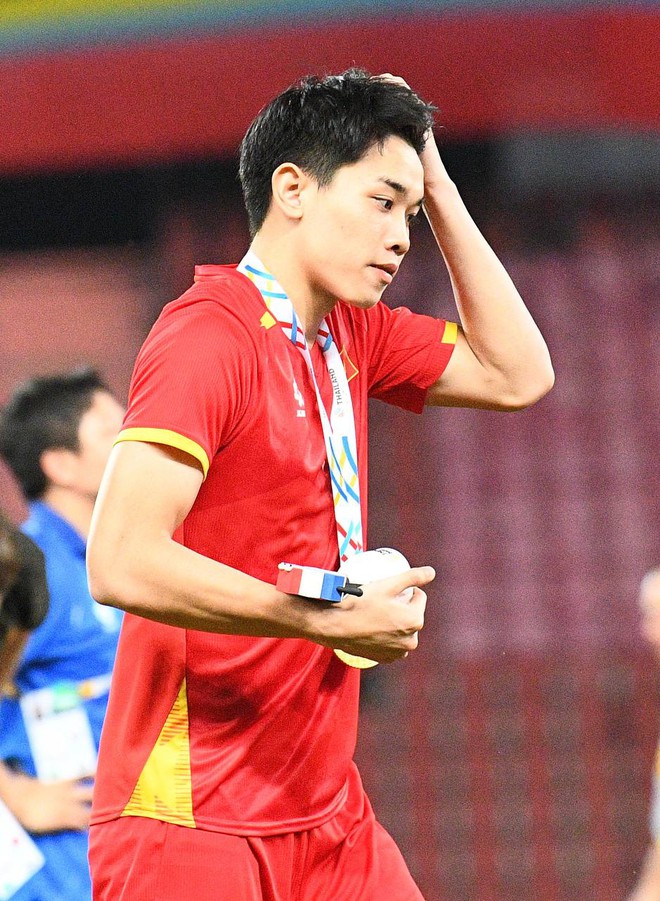 Độc lạ U22 Việt Nam: "Rồng rắn" như thiếu nhi lên bục vô địch, cầm HCV "chọi" vào đầu "test" hàng thật hay "fake"- Ảnh 21.