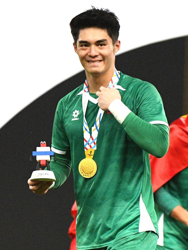Độc lạ U22 Việt Nam: "Rồng rắn" như thiếu nhi lên bục vô địch, cầm HCV "chọi" vào đầu "test" hàng thật hay "fake"- Ảnh 22.