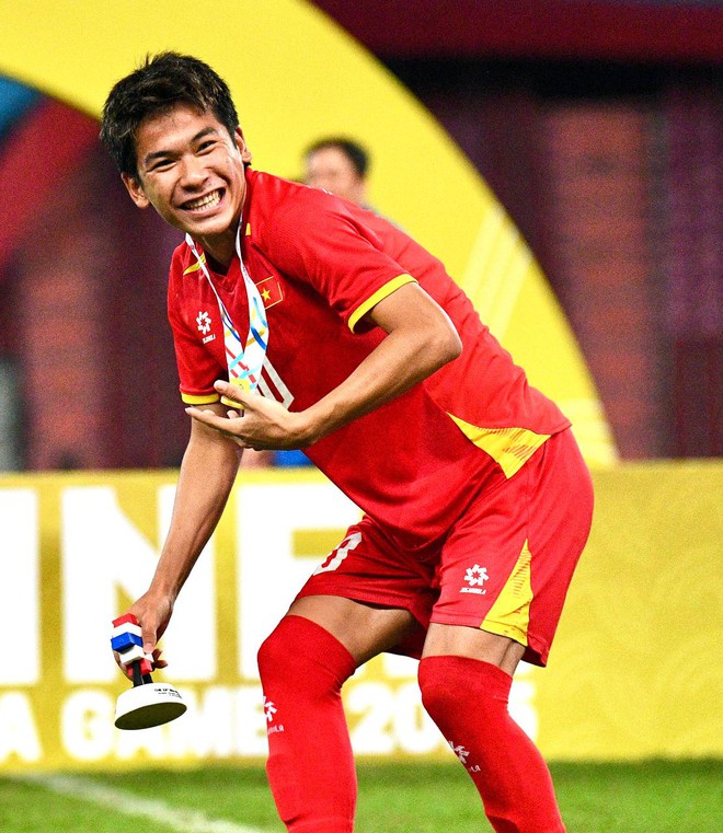 Độc lạ U22 Việt Nam: "Rồng rắn" như thiếu nhi lên bục vô địch, cầm HCV "chọi" vào đầu "test" hàng thật hay "fake"- Ảnh 20.