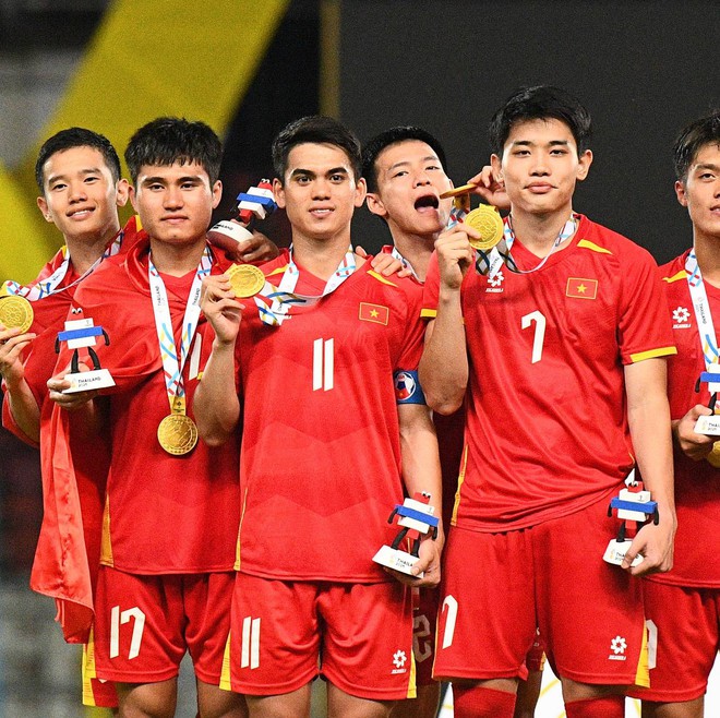 Độc lạ U22 Việt Nam: "Rồng rắn" như thiếu nhi lên bục vô địch, cầm HCV "chọi" vào đầu "test" hàng thật hay "fake"- Ảnh 18.