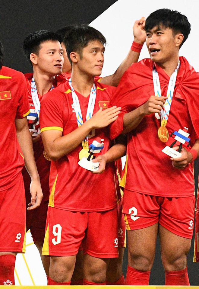 Độc lạ U22 Việt Nam: "Rồng rắn" như thiếu nhi lên bục vô địch, cầm HCV "chọi" vào đầu "test" hàng thật hay "fake"- Ảnh 15.